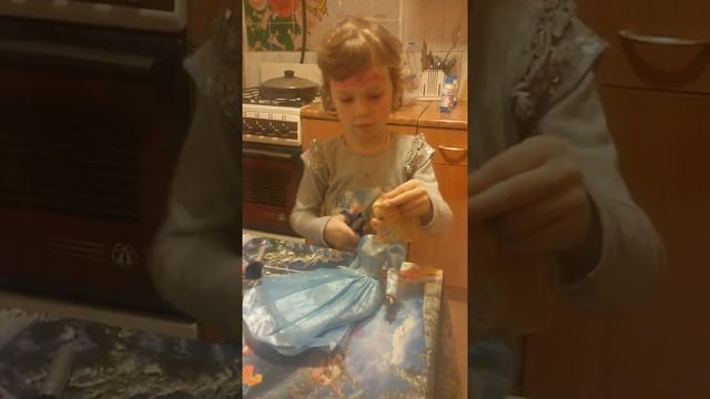 юная парехмахерша Лерочек, игры с принцесой, стрижем принцессу смотреть онлайн