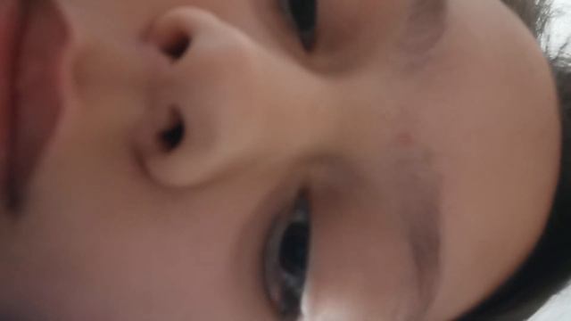 Человек смотрит и ест в камеру смотреть онлайн