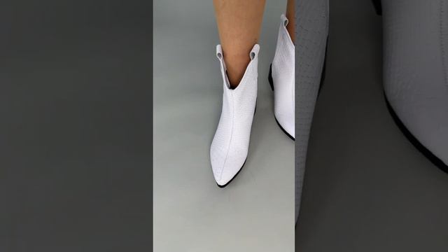 Ботинки казаки женские кожаные белые рептилия на каблуке (5515-2д) смотреть онлайн