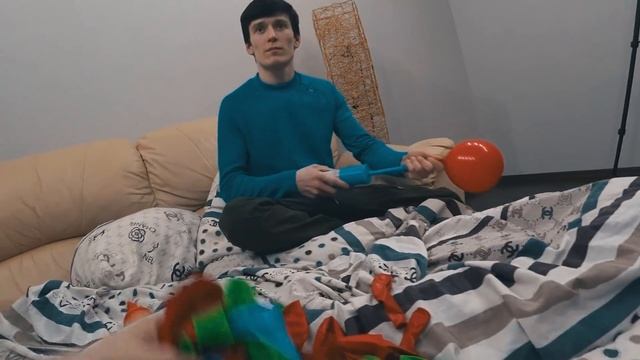 ДОМ ИЗ ШАРИКОВ. СДЕЛАЛ СЮРПРИЗ СЕСТРЕ. смотреть онлайн