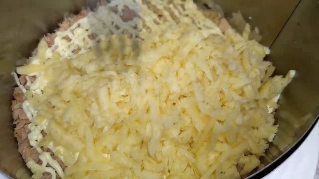 Слоеный САЛАТ с консервированным ТУНЦОМ! Салат на праздничный стол. смотреть онлайн