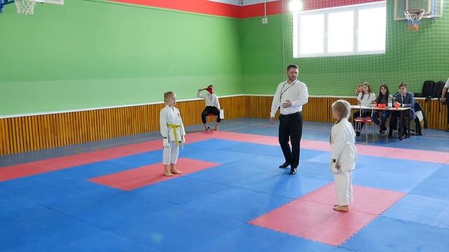 Каратэ шотокан. Соревнования по каратэ WKC.Санбон-кумитэ девочки 6-7 лет. Karate shotokan. смотреть онлайн