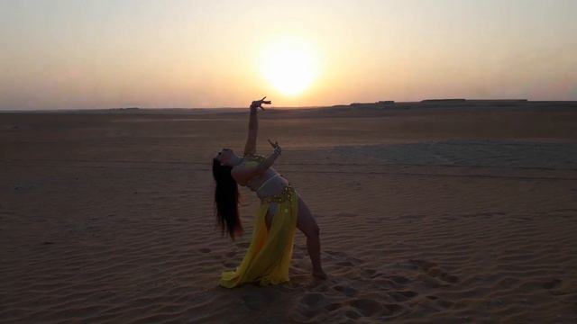 Desert UAE Aziza belly dancer смотреть онлайн