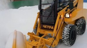 Щётка дорожная ЧЕТРА МКСМ в работе.