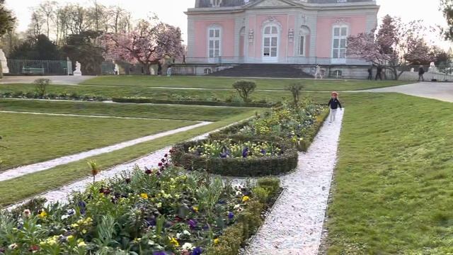 Цветущий Бенрат ?в это время года это наше любимое место для прогулок. Beneath Schloss смотреть онлайн