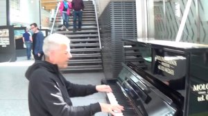 ОБЫЧНЫЙ ПАССАЖИР В АЭРОПОРТУ ► Сыграл Бугивуги На Пианино