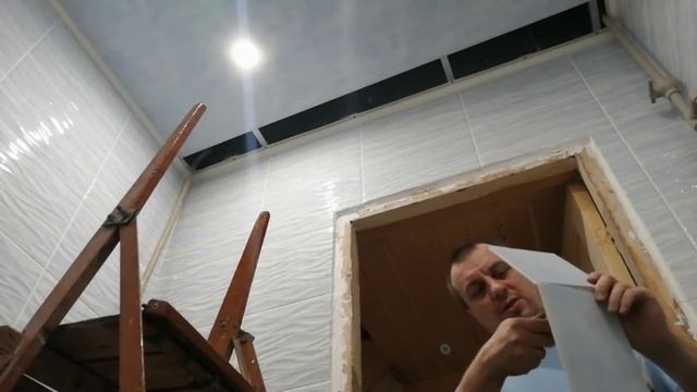 Сборка потолка из пластиковых панелей в ванной Часть 2 смотреть онлайн