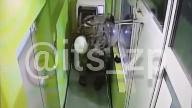 В Запорожье на Бородинском взорвали банкомат смотреть онлайн