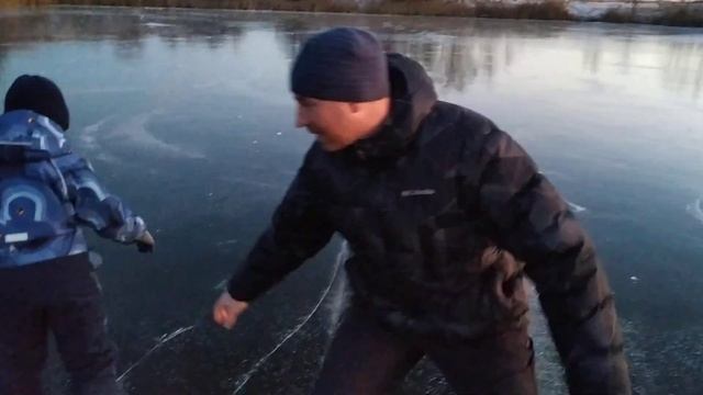 Катание на коньках по льду на озере!!!(1) смотреть онлайн