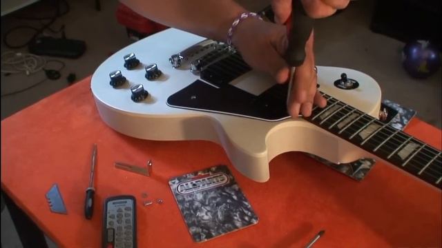 2013 Gibson Les Paul LPJ Gets A New Pickguard смотреть онлайн