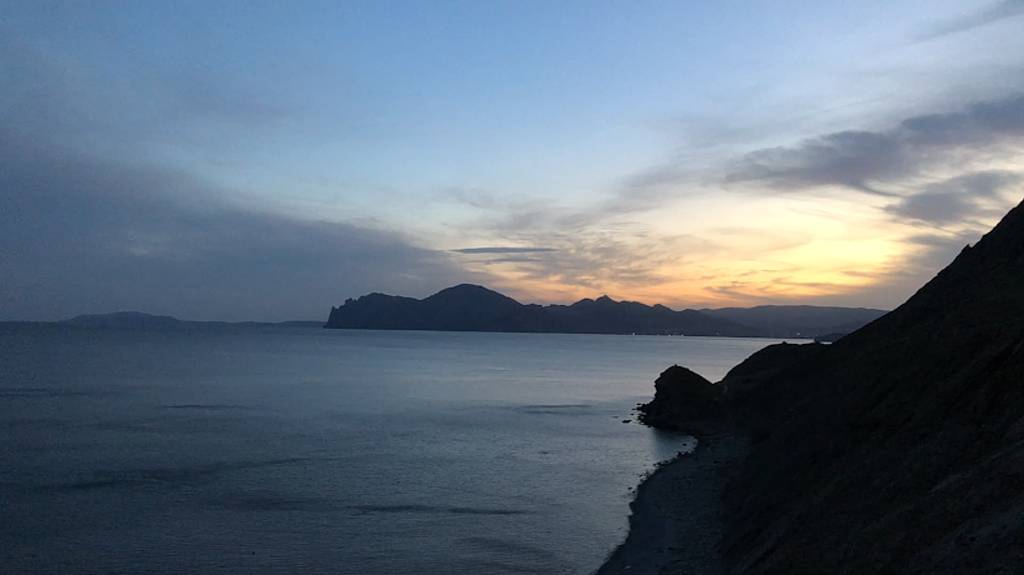 По Крыму пешком в Двуякорную бухту между Орджо и Феодосией смотреть онлайн