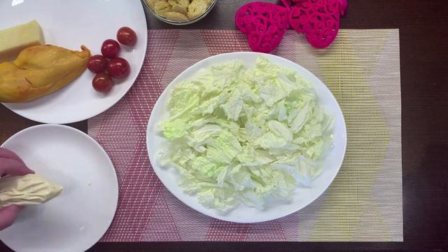 Салат "Цезарь" с копченой курицей и пекинской капустой! смотреть онлайн