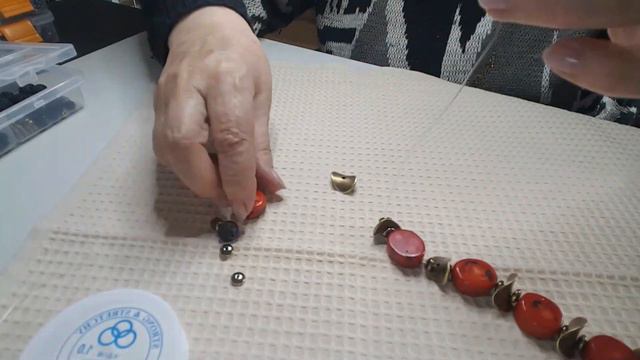 БРАСЛЕТ с коралловыми бусинами на карантине смотреть онлайн