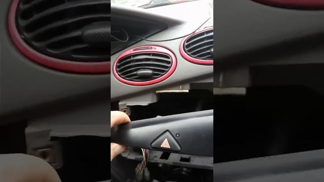 Замена штатной магнитолы на Форд Фокусе 1 Американец 2001года на AVH-P43000DVD смотреть онлайн