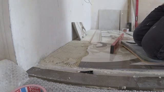 Ремонт квартир. Резное панно из керамогранита. Монтаж в каминной зоне. смотреть онлайн