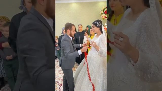 НЕВЕСТА В СЛЕЗАХ.ОТЕЦ ЖЕНИХА ЗАБИРАЕТ НЕВЕСТУ ИЗ РОДИТЕЛЬСКОГО ДОМА смотреть онлайн