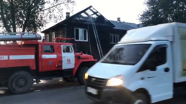 В Серове произошел пожар в деревянном 8 ми квартирном доме смотреть онлайн