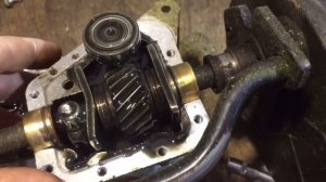 Замена масла в редукторе газонокосилки.