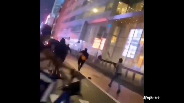 Беспорядки в Америке. В центре Нью-Йорка внедорожник снес группу протестующих. смотреть онлайн