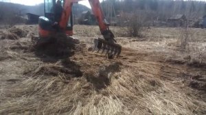 Планировка граблями миниэкскаватора