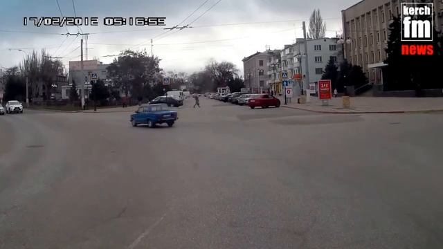 Машины проезжают на красный свет