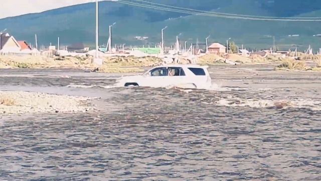 Toyota 4 Runner/ Hilux Surf Crossing The River.  Hilux Surf 215 Off Road