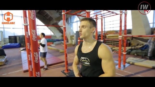Выход силой 'на две' и мировой рекорд! Новое видео от чемпиона по виходу на две смотреть онлайн