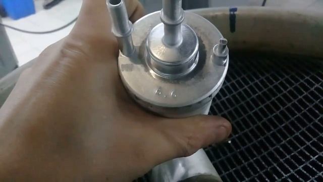 Будьте внимательнее при замене топливного фильтра.На примере Фольксваген Поло. смотреть онлайн