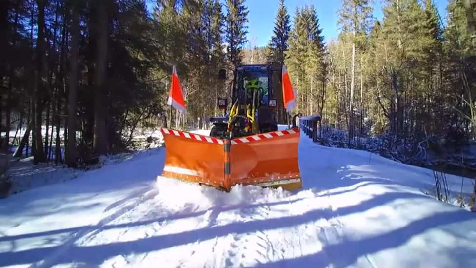 Колесный погрузчик со снежным отвалом. Уборка снега погрузчиком смотреть онлайн