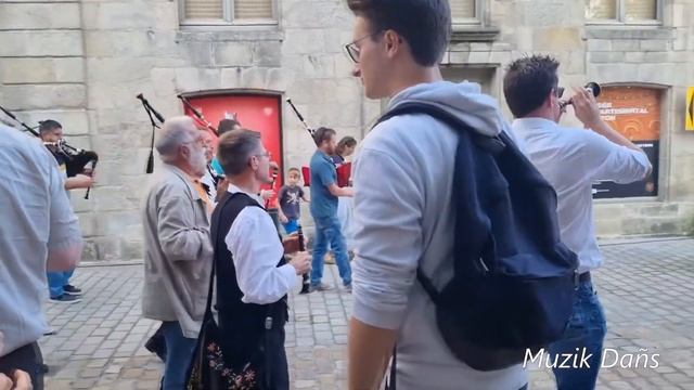 Festival de Cornouaille 2023 : Marche "Gwir vretonned" (vrais bretons) par les sonneurs daou ha dao смотреть онлайн