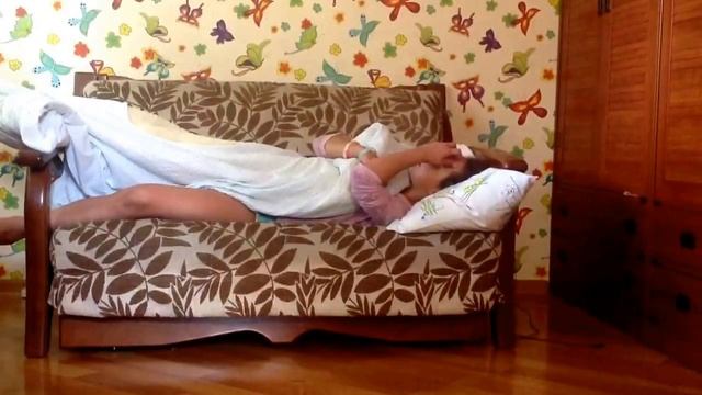 Девочка валяется на диване) смотреть онлайн