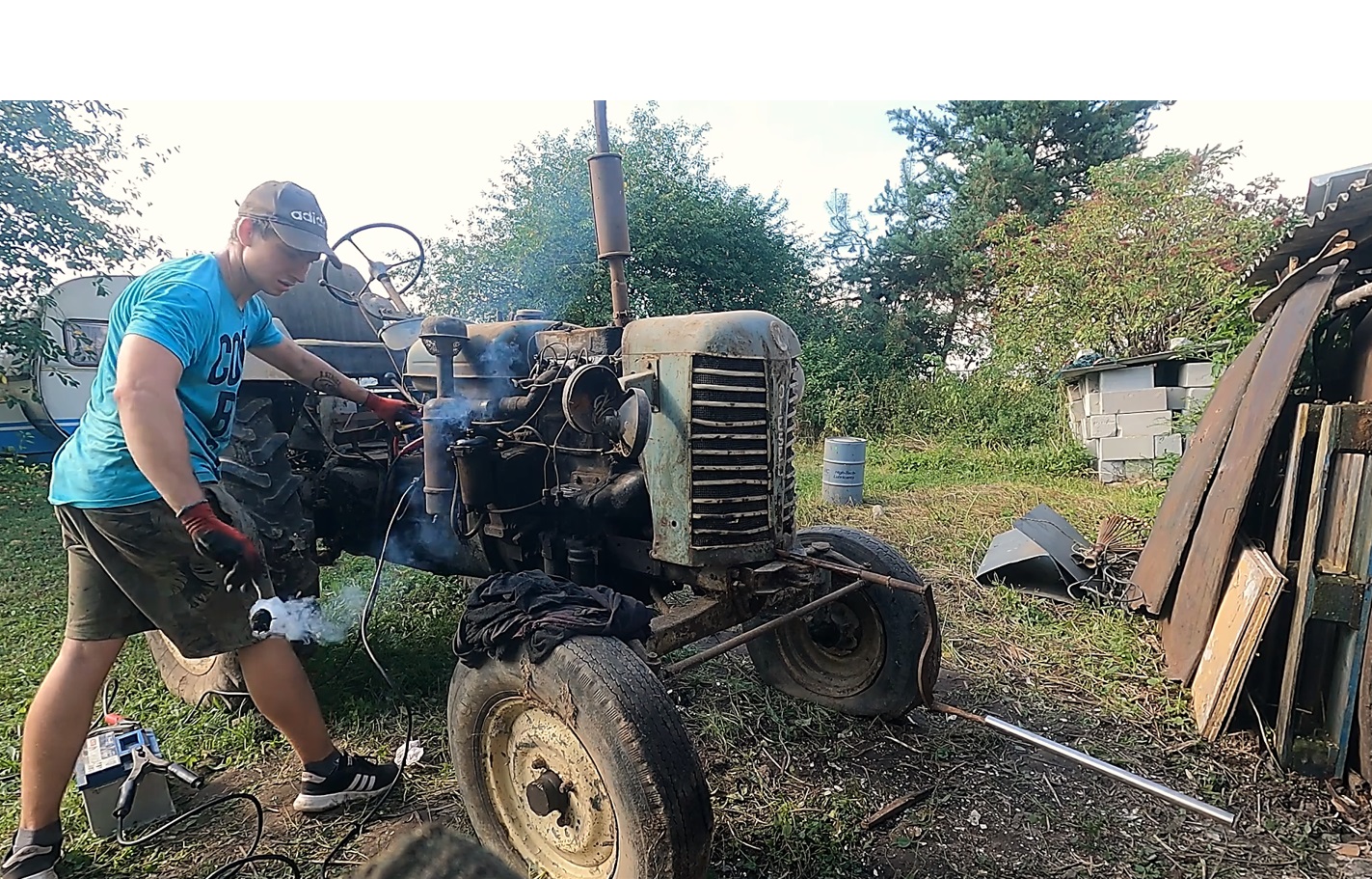 Запуск трактора 1959 года. Двухцилиндровый дизель объемом 2.1 литра смотреть онлайн