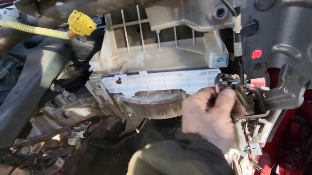 Замена радиатора печки на Mitsubishi Pajero 4 в "AS" автостудия Алматы. смотреть онлайн