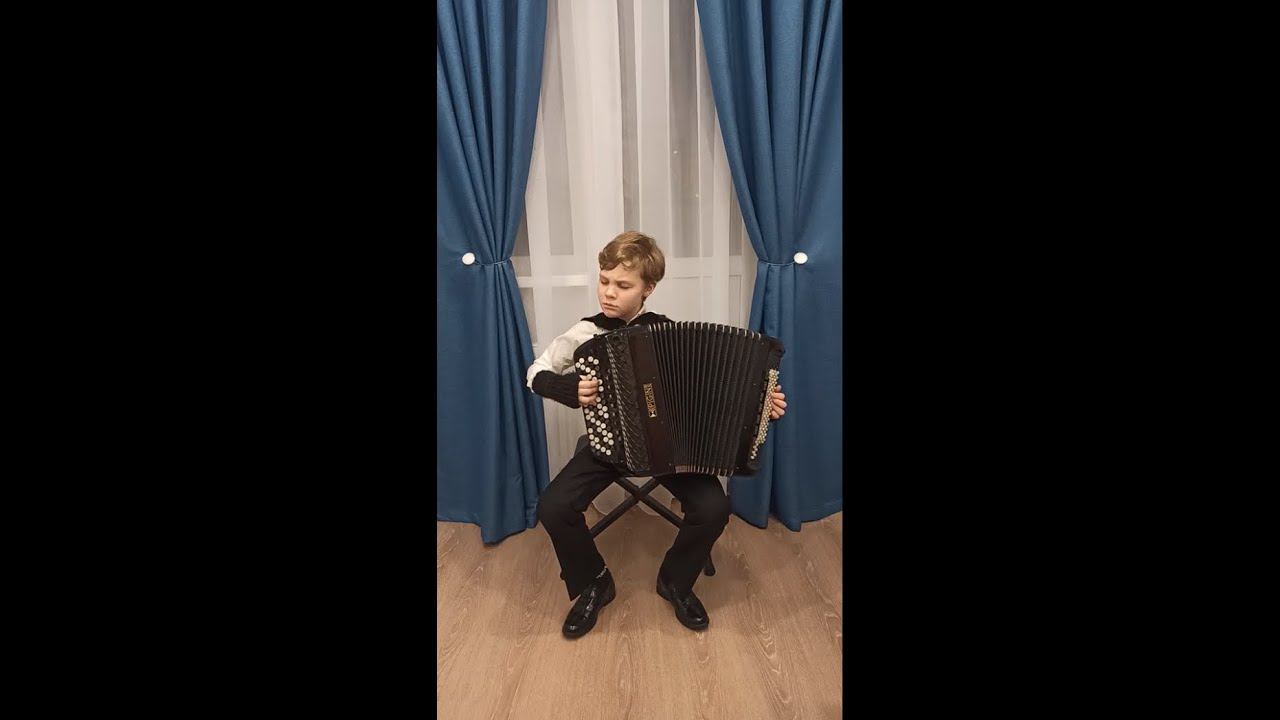 Три части из Маленькой сюиты: Полька, Старая шарманка, Петухи (Е.Дербенко). Исполняет Матвей Лавров.
