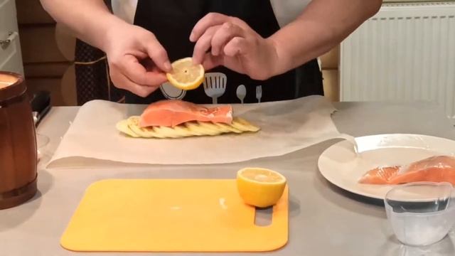 Быстрый #ужин. Красная рыба на яблочной подушке.Fast # dinner. Red fish on an apple pillow. смотреть онлайн