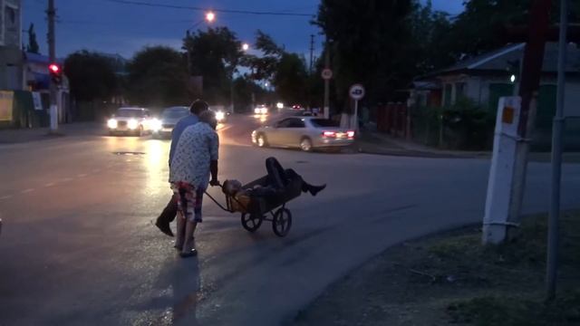 алкаши пролетают перекрёсток на красный сигнал светофора! смотреть онлайн