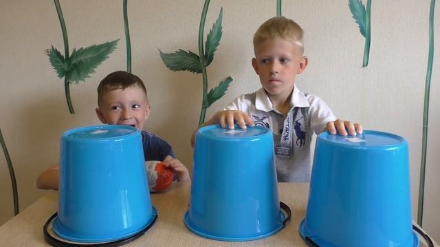 Дети играют в наперстки ведрами на шоколадные яйца! смотреть онлайн