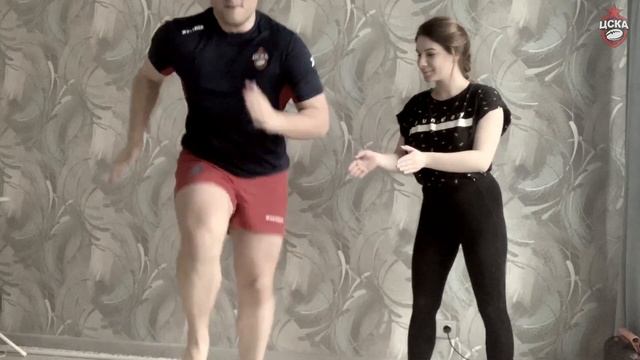 "Мама, папа, я - регбийная семья" с Кириллом Прониным и Аленой | Упражнения в квартире с ремонтом смотреть онлайн