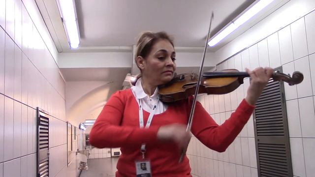 FLORINA GHEORMAN performing in Paris Metro Subway in Paris Oct. 21,2015 смотреть онлайн