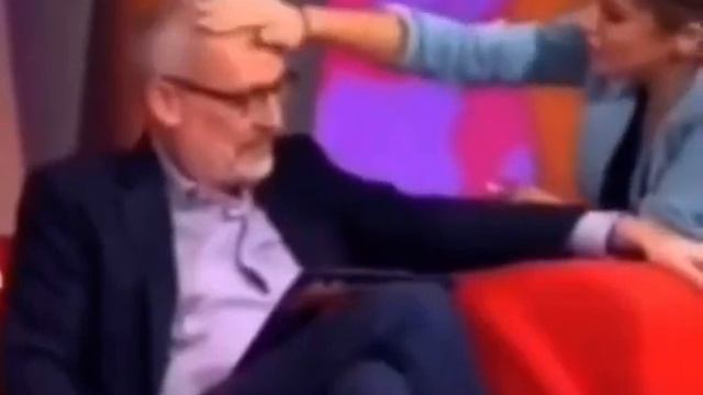 Он просто старенький и устал смотреть онлайн