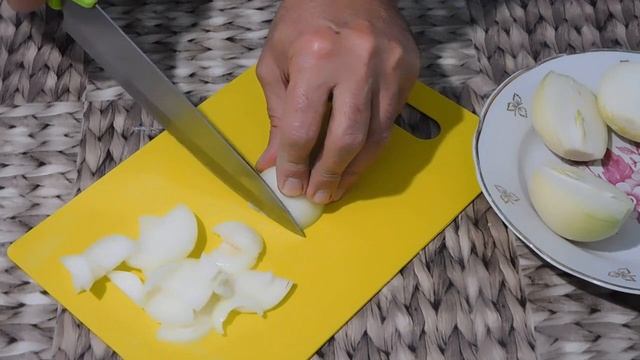 Курица на луковой подушке в духовке. Мясо получается очень нежным. Попробуйте! смотреть онлайн