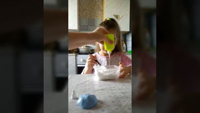 Делаем разноцветный слайм 😀 своими руками. Всего 3 ингридиента! Опыты дома с ребёнком! смотреть онлайн
