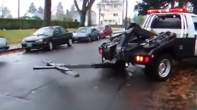 Эвакуатор увозит Maserati на штрафплощадку смотреть онлайн