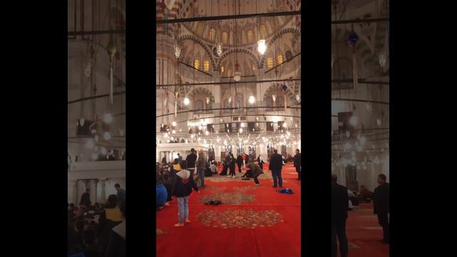 من أجواء صلاة التراويح من جامع الفاتح اسطنبول.. Fatih Camii смотреть онлайн