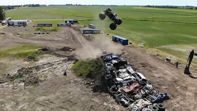 Monster Jam Drivers explain HOW TO BREAK MONSTER TRUCK WORLD RECORDS [Grave Digger, Megalodon &MORE смотреть онлайн
