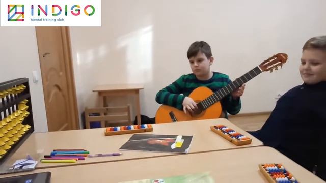 Виталій грає на гітарі та займається ментальною арифметикою смотреть онлайн