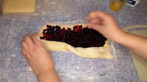 Сладкие булочки. Булочки из слоеного теста. Рулетики с вареньем.