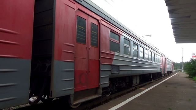 Сильно потрёпанный снаружи электропоезд ЭД4М-0137 сообщением 