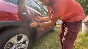 Снимаем накладку арку задней двери Toyota RAV4 2020