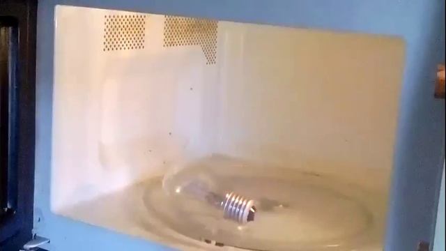 Что будет если лампочку положить в микролавновку. смотреть онлайн